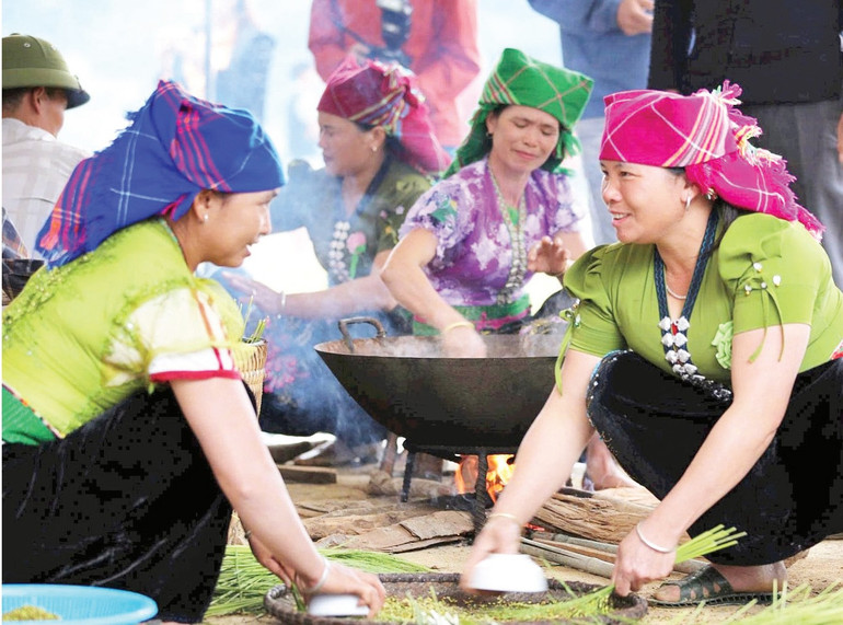 Μετά το χτύπημα, το κολλώδες ρύζι λιχνίζεται για να αφαιρεθεί ο φλοιός και οι σπασμένοι κόκκοι, διατηρώντας μόνο τους νεαρούς πράσινους κόκκους ρυζιού. anh-4.jpg