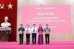 Đồng chí Bí thư Tỉnh ủy Ninh Bình trao Quyết định thành lập 4 Đảng bộ.