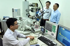 Nghiên cứu sinh nghiên cứu khoa học trong phòng thí nghiệm tại Đại học Bách khoa Hà Nội. (Ảnh NGUYỄN ĐĂNG)