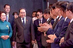 Chủ tịch Quốc hội Trần Thanh Mẫn cùng Phu nhân Nguyễn Thị Thanh Nga và Đoàn đại biểu cấp cao Việt Nam gặp mặt cán bộ Đại sứ quán, đại diện cộng đồng người Việt tại Senegal. (Ảnh: TTXVN)