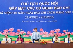 Chủ tịch Quốc hội Trần Thanh Mẫn và các đại biểu chủ trì gặp mặt. (Ảnh: DUY LINH)