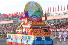 Khối diễu hành mang biểu tượng kỷ niệm 50 năm Quốc khánh Lào tại buổi tổng duyệt lễ diễu binh, diễu hành chào mừng 50 năm Quốc khánh nước Cộng hòa Dân chủ nhân dân Lào (2/12/1975-2/12/2025).