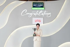 Bà Trần Xuân Ngọc Thảo, Giám đốc Nhân sự và Truyền thông VNG tại tại lễ trao giải do Anphabe tổ chức.