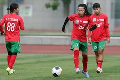 Tiền đạo Huỳnh Như (giữa) mong có chính sách bảo hiểm thể thao chuyên biệt để cầu thủ yên tâm hơn trong quá trình tập luyện và thi đấu. 