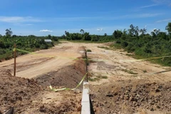 Hiện trạng chưa khớp nối đường dẫn lên cầu Quảng Đà. (Ảnh: ANH ĐÀO)