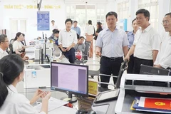 Lãnh đạo thành phố Huế kiểm tra việc vận hành mô hình chính quyền xã Quảng Điền. (Ảnh: Đ.QUANG)