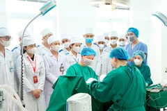 Giảng viên Bộ môn Phẫu thuật thực hành, thực nghiệm (Học viện Quân y) hướng dẫn học viên.