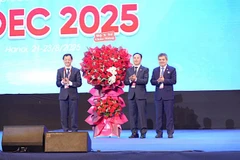 Thứ trưởng Y tế Nguyễn Tri Thức chúc mừng Ban Tổ chức Hội nghị khoa học và Triển lãm Răng Hàm Mặt Quốc tế (VIDEC 2025).