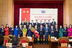 Đồng chí Trần Cẩm Tú và đồng chí Nguyễn Trọng Nghĩa chúc mừng Ban Chấp hành Đảng bộ cơ quan Ban Tuyên giáo và Dân vận Trung ương nhiệm kỳ 2025-2030. (Ảnh: SƠN TÙNG)