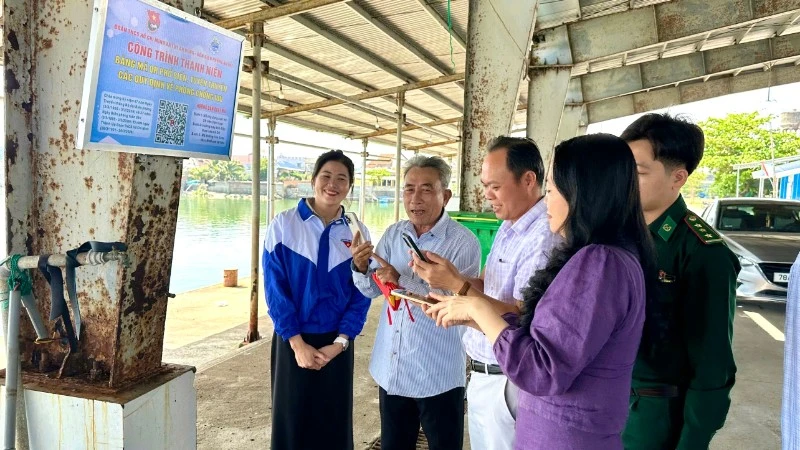 Ngư dân An Hải tra cứu luật biển bằng mã QR, hướng tới gỡ 'thẻ vàng'
