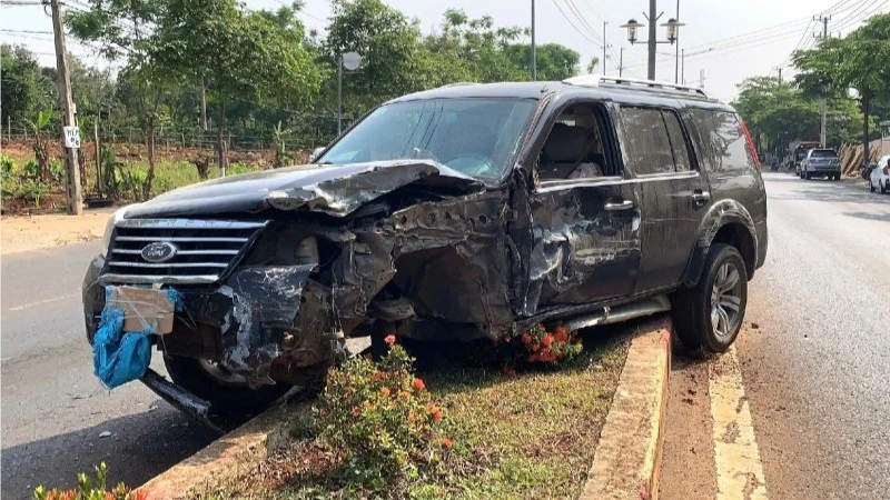 Hai thanh niên trộm xe ô tô, gây tai nạn rồi trốn trên cây dừa bị bắt
