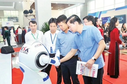Các đại biểu trải nghiệm hoạt động của robot do Tập đoàn Viễn thông quân đội Viettel phát triển tại Diễn đàn khoa học-công nghệ, đổi mới sáng tạo và chuyển đổi số tỉnh Hưng Yên.