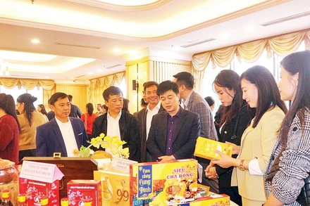 Gian hàng giới thiệu các sản phẩm OCOP của Ninh Bình.