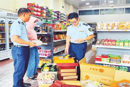 Lực lượng quản lý thị trường Quảng Ninh kiểm tra hộ kinh doanh ở phường Móng Cái 2.