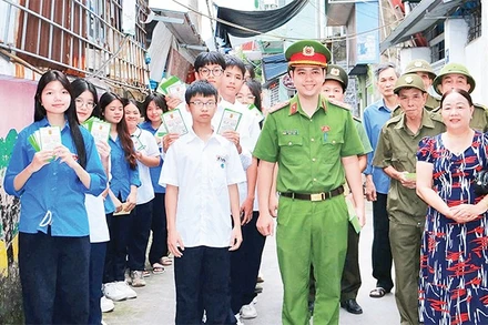 Công an phường cùng các tầng lớp nhân dân phường Ngô Quyền (Hải Phòng) tổ chức tuyên truyền phòng, chống ma túy tại cơ sở.