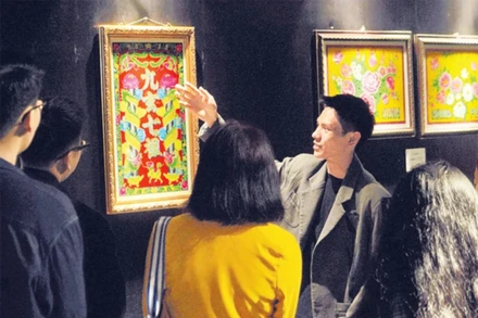 Khách tham quan triển lãm “Sắc Nam thấu kiếng” vừa được tổ chức tại Thành phố Hồ Chí Minh. (Ảnh CTV)