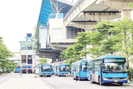 Xe buýt được bố trí tại nhà ga S9 (Cầu Giấy) để tăng hiệu quả phục vụ hành khách.