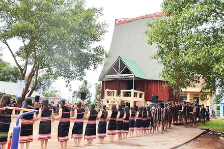 Mỗi đội cồng chiêng có khoảng từ 30-50 người.