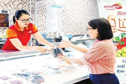 Người tiêu dùng chọn mua thủy sản tại một siêu thị Satramart ở Thành phố Hồ Chí Minh. (Ảnh CTV)