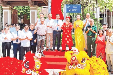 Lễ gắn biển phố Vũ Đức Úy tại phường Thanh Liệt.