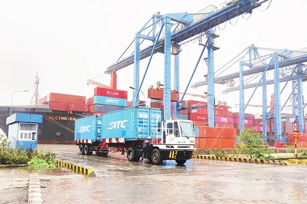 Vận chuyển hàng hóa xuất, nhập khẩu tại cảng Cát Lái, phường Cát Lái, Thành phố Hồ Chí Minh.