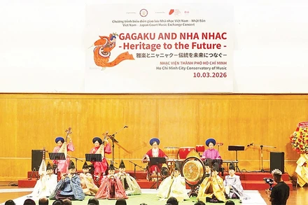 Tiết mục biểu diễn kết hợp Việt Nam-Nhật Bản. (Ảnh MẠNH HẢO)