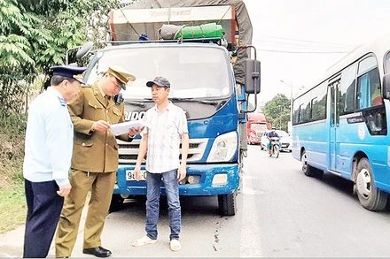 Lực lượng chức năng tăng cường kiểm tra hàng hóa lưu thông trên các tuyến giao thông trọng điểm.