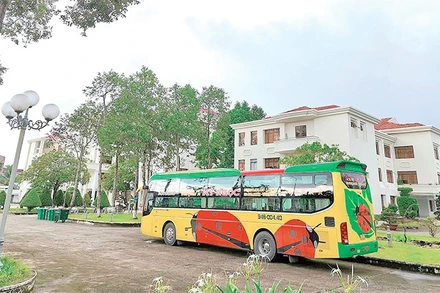 Cán bộ, công chức tại Sở Nông nghiệp và Môi trường tỉnh Cà Mau đóng góp kinh phí thuê xe lớn chở từ nhà ở Bạc Liêu (cũ) đến nơi làm việc mới tại trung tâm tỉnh.