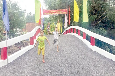 Cầu đường bê-tông ở vùng đất cù lao đáp ứng nhu cầu đi lại của người dân.