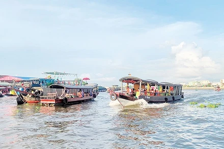 Du khách tham quan chợ nổi Cái Răng, thành phố Cần Thơ.