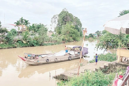 Ghe rời bến chợ quê Rạch Chanh, phường Mỹ Trà, tỉnh Đồng Tháp.