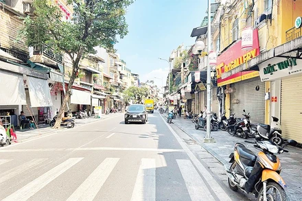 Nhiều cửa hàng tại Hà Nội đóng cửa tạm dừng hoạt động nhằm tránh sự kiểm tra của cơ quan chức năng.