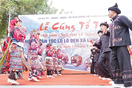 Sau nghi lễ cúng tổ tiên sẽ là các điệu múa truyền thống do những chàng trai, cô gái thôn Lô Lô Chải thực hiện.