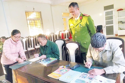 Học viên tại Cơ sở cai nghiện ma túy tỉnh Lạng Sơn được giáo viên Trường tiểu học xã Tân Đoàn dạy bổ túc văn hóa, xóa mù chữ.