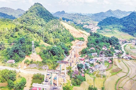 Các nhà thầu huy động tổng lực lao động và thiết bị máy móc để bảo đảm tiến độ về đích cuối năm 2025.