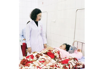 Bác sĩ Vũ Thị Châu Loan thăm khám người bệnh điều trị tại Trung tâm Y tế khu vực Trấn Yên.