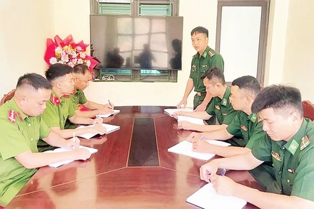 Một cuộc họp giữa lực lượng công an xã với Trạm Kiểm soát biên phòng Keo Muông, xã Phiêng Khoài về tuyên truyền công tác đấu tranh phòng chống xuất, nhập cảnh trái phép.