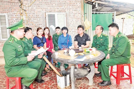 Bộ đội Biên phòng tỉnh Lào Cai tuyên truyền bầu cử cho người dân biên giới.