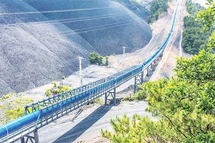 Hệ thống băng tải vận chuyển than từ mặt bằng sân công nghiệp mỏ Tràng Bạch đến mặt bằng +56 Mạo Khê, góp phần giảm thiểu ô nhiễm môi trường.