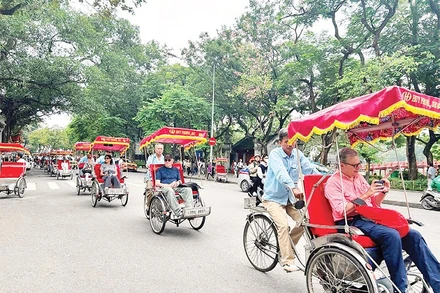 Trải nghiệm đi xe xích lô là sản phẩm du lịch độc đáo của Hà Nội.