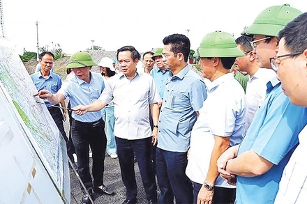 Lãnh đạo tỉnh Ninh Bình kiểm tra tiến độ thi công tại nút giao tuyến đường bộ mới Nam Định-Lạc Quần-Đường bộ ven biển. (Ảnh VĂN HUỲNH)