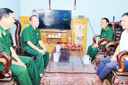 Đảng viên Đồn Biên phòng Thanh Hòa xuống địa bàn nắm tình hình ở hộ gia đình mình phụ trách.