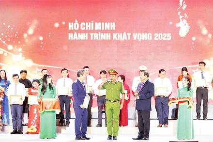 Lãnh đạo Ban Tuyên giáo và Dân vận Trung ương tuyên dương gương điển hình tiêu biểu trong học tập và làm theo tư tưởng, đạo đức, phong cách Hồ Chí Minh khu vực phía nam.