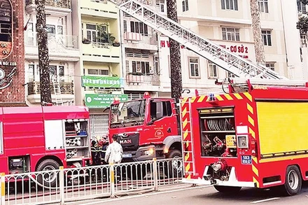 Hiện trường vụ cháy cơ sở kinh doanh trên đường Trần Hưng Đạo làm bốn người chết.