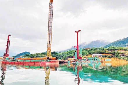 Đơn vị thi công vận chuyển các thiết bị và vật liệu tại cảng Thung Nai.