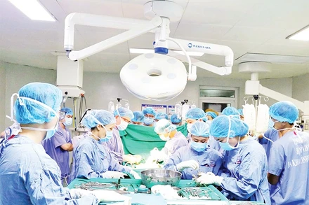 Các y, bác sĩ Bệnh viện đa khoa tỉnh Phú Thọ thực hiện ca ghép tạng.