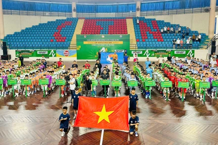 Nghi thức chào cờ khai mạc giải.