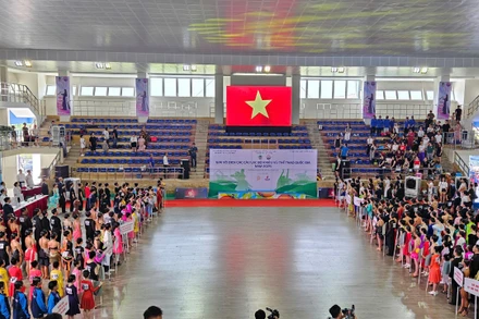 Gần 800 vận động viên thực hiện nghi thức chào cờ tại lễ khai mạc.