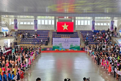 Gần 800 vận động viên thực hiện nghi thức chào cờ tại lễ khai mạc.