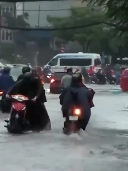 [Video] Mưa trái mùa gây ngập cục bộ nhiều tuyến đường tại TP Hồ Chí Minh